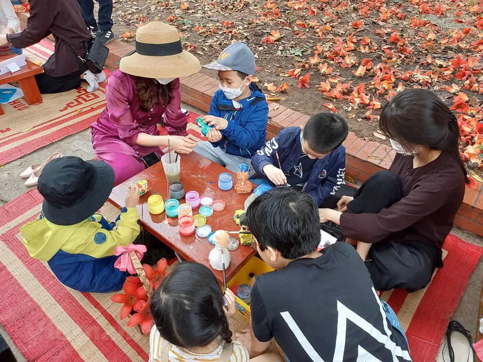 孩子们对彩绘、印刷图片等活动非常感兴趣。为了营造具有河内特色的新旅游产品，河内旅行社和国家历史博物馆决定推出3月木棉花线路。报名参加该线路的游客不仅可以追寻木棉花之美，还可以了解国家历史博物馆所收藏国家宝物的相关信息。除了“伯古--木棉花季”旅游产品之外，上述两个单位还在2021年推出“河内市中心的法式建筑”步行旅游线路。图自Vietnam+