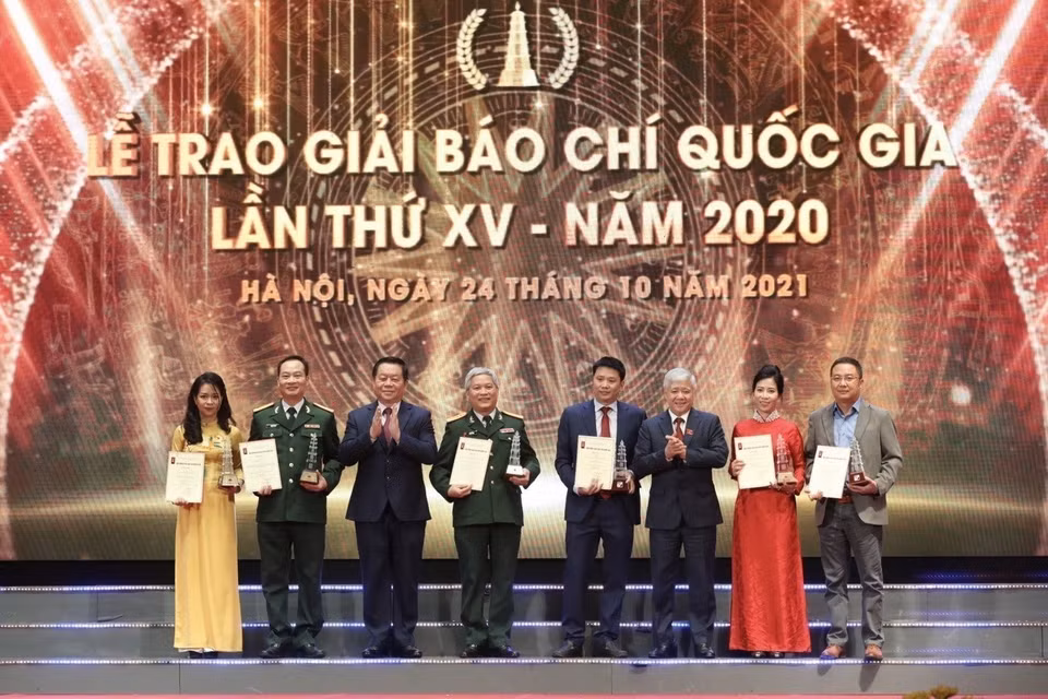 越共中央宣教部部长阮仲义和越南祖国阵线中央委员会主席杜文战在2020年第十五届国家新闻奖颁奖仪式上向作者和作者小组颁发一等奖。图自越通社