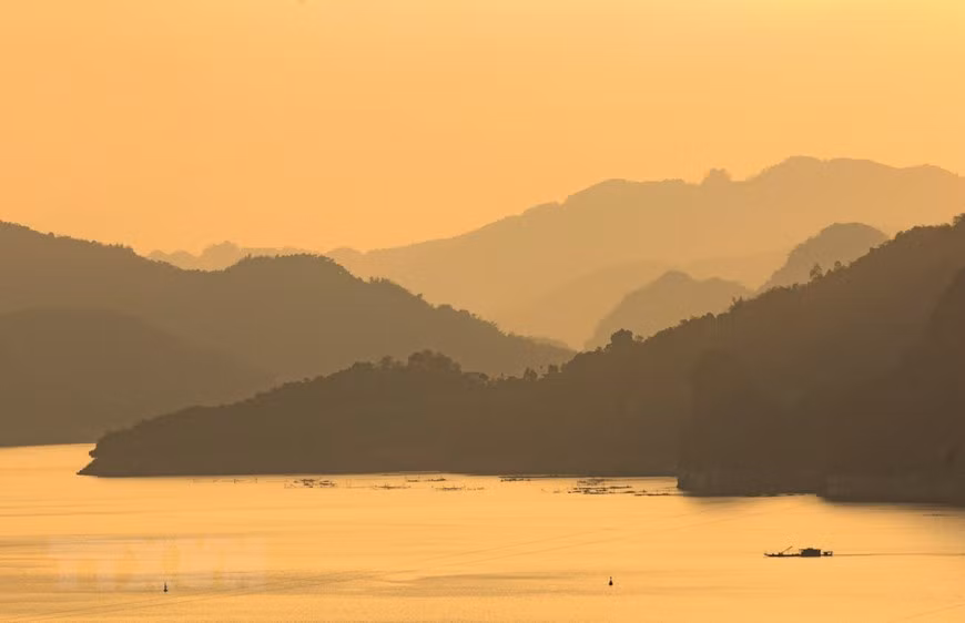 黄昏之下的重叠山脉与和平湖的景色显得美丽无比。图自越通社