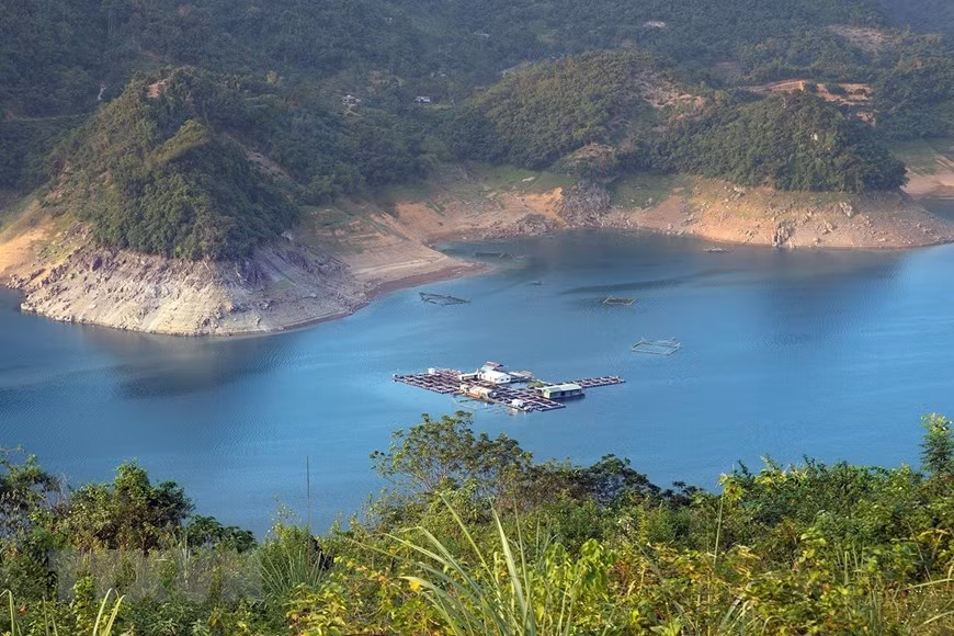 近几年来，和平湖成为国内外游客赴和平省旅游时不可错过的景点。图自越通社