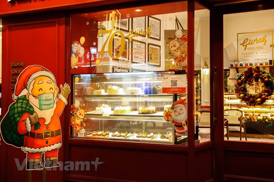 蛋糕店装饰得格外漂亮，但仍提醒顾客严格遵守5K原则。图自越通社/Vietnam+