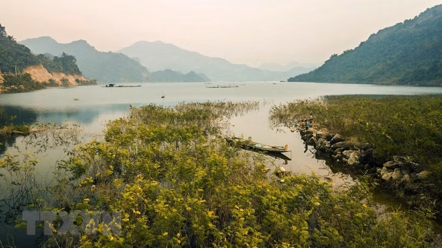 和平湖的绿水青山让游客流连忘返。图自越通社