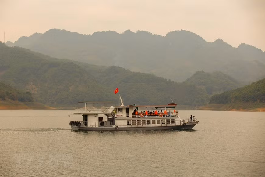 游客可以坐船欣赏和平湖美景。图自越通社
