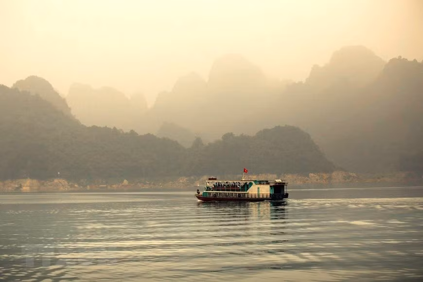 承载着游客游览和平湖的游船。图自越通社