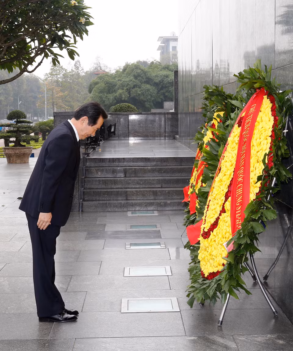 韩国国会议长丁世均一行前往胡志明主席陵墓，向胡志明主席献上花圈，并瞻仰胡志明主席遗容。（图片来源：越通社）