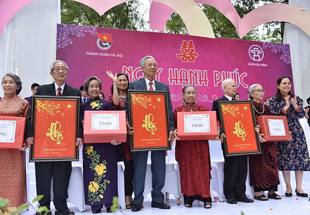 组委会向金婚夫妻赠送礼物。