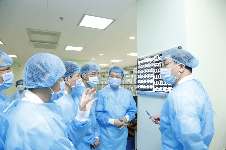 对医生们来说，这的确是一场大战。图自越通社
