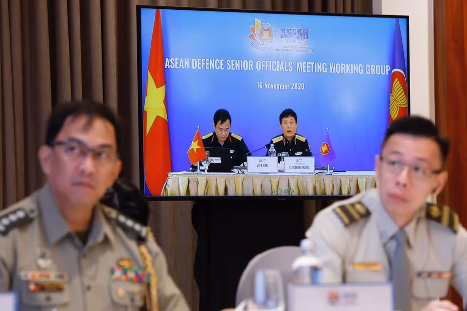 各位代表在会议上更新了自今年5月至今的东盟国防高级官员工作小组会议视频会议的东盟防务合作进程。越通社记者 杨江摄