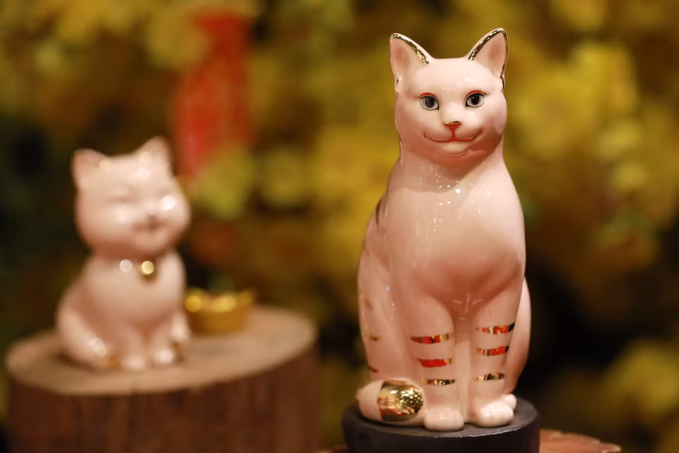 描金的大吉猫雕像。图自越南画报