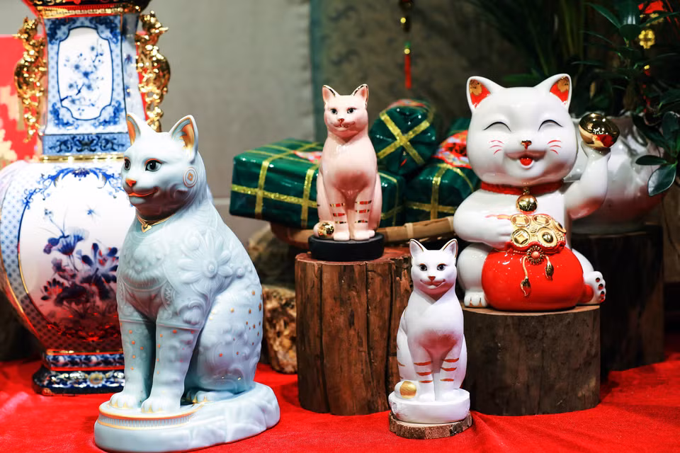 大吉、招财、万福等吉祥猫雕像形状千姿百态。图自越南画报