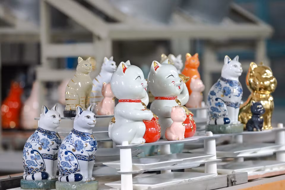 刚从窑炉里烤出来的猫雕像。图自越南画报