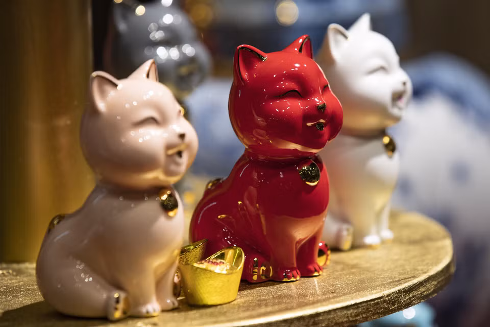 描金的万福猫雕像。图自越南画报