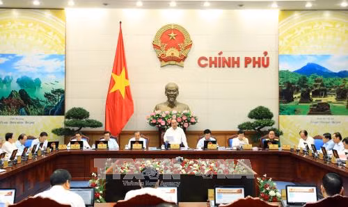 越南政府总理阮春福主持召开政府9月份例行会议。（图片来源：越通社）