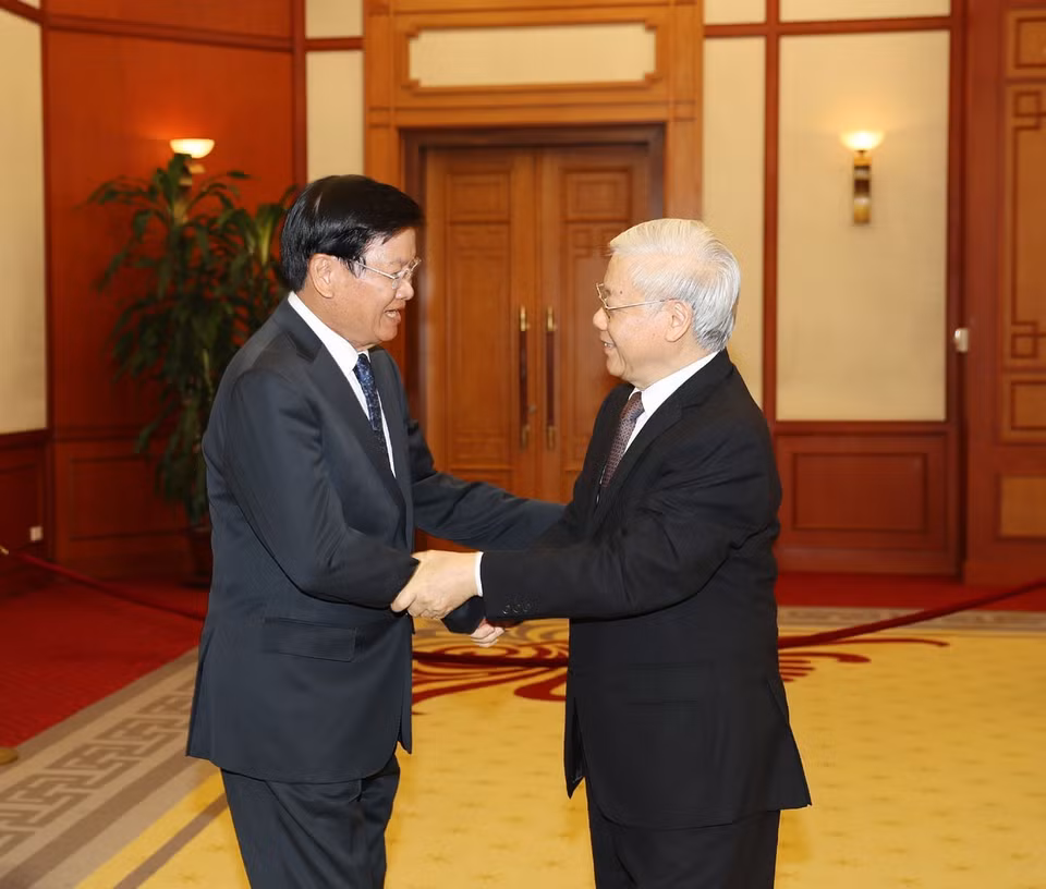 越共中央总书记阮富仲（右）会见老挝总理通伦•西苏里。（图片来源：越通社）