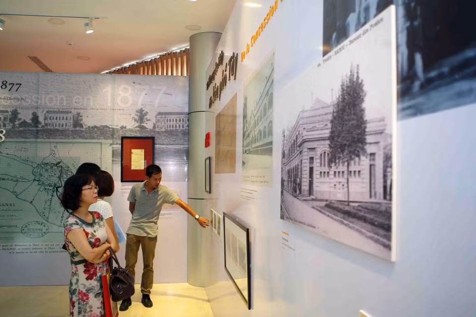 参观者参观展会。（图片来源：越通社） 