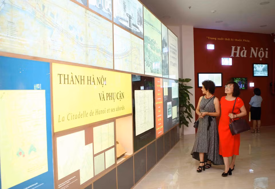 参观者参观展会。（图片来源：越通社） 