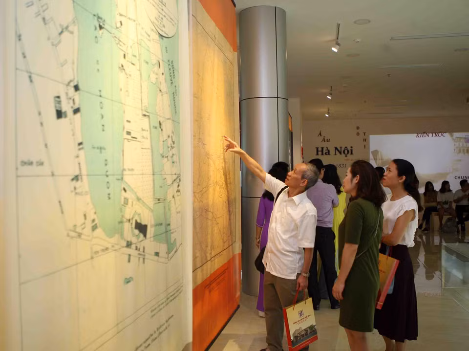 参观者参观展会。（图片来源：越通社）