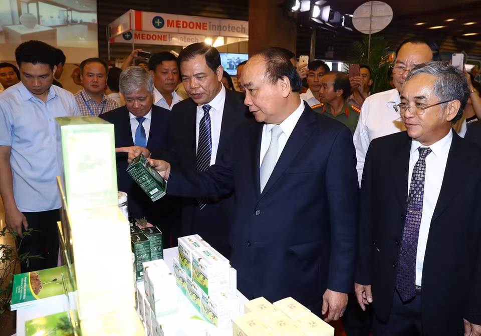 越南政府总理阮春福和与会代表参观产品展区。越通社记者 统一 摄