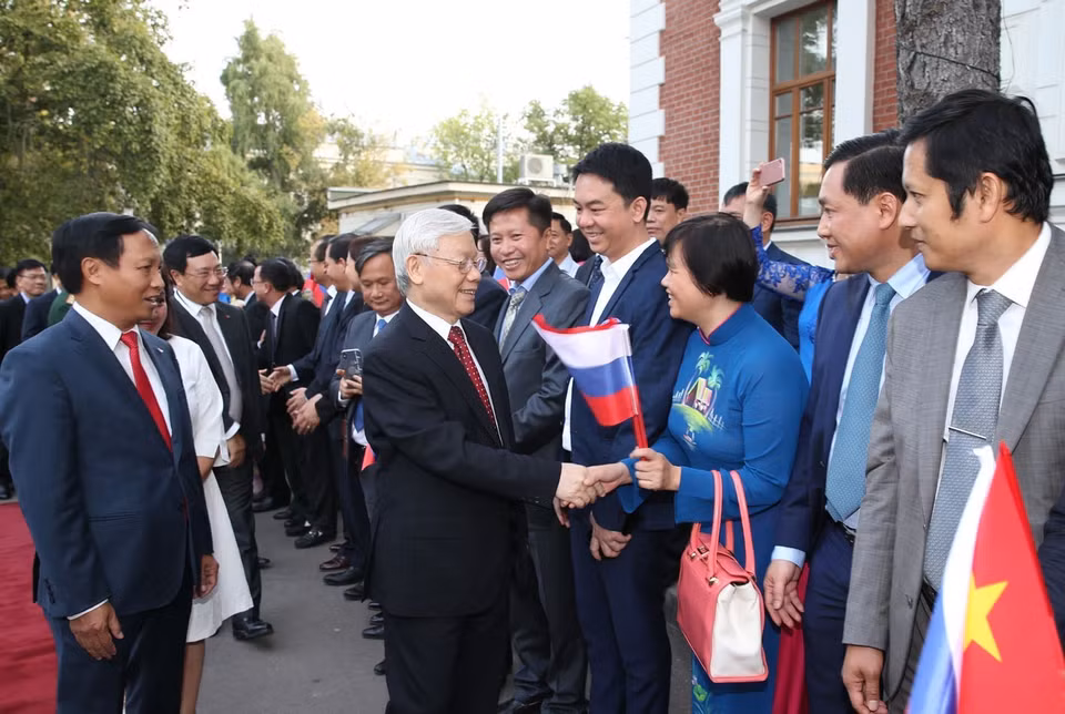 阮富仲总书记探访越南驻俄罗斯大使馆。越通社记者 智勇 摄