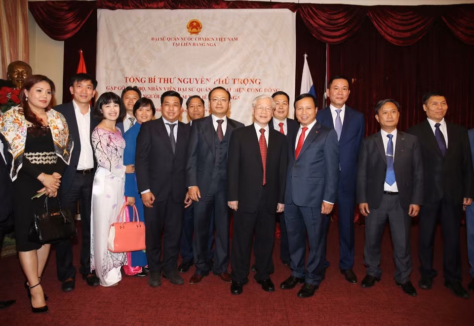 阮富仲总书记与越南驻俄罗斯大使馆全体干部人员合影。越通社记者 智勇 摄