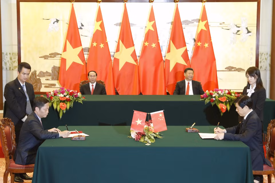 陈大光与习近平共同见证了两国各部门5项合作文件的签署。（图片来源：越通社）