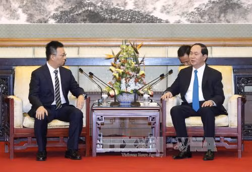 国家主席陈大光（右）会见中国华夏幸福公司总裁赵红静。（图片来源：越通社）