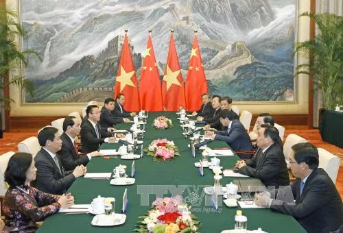 国家主席陈大光（左）会见中国全国人大常委会委员长张德江。（图片来源：越通社）