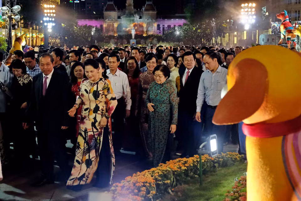 2月13日（农历十二月廿八），以“让渴望飞得更远”为主题的2018戊戌年阮慧花街正式开街迎客。越通社记者 芳薇 摄