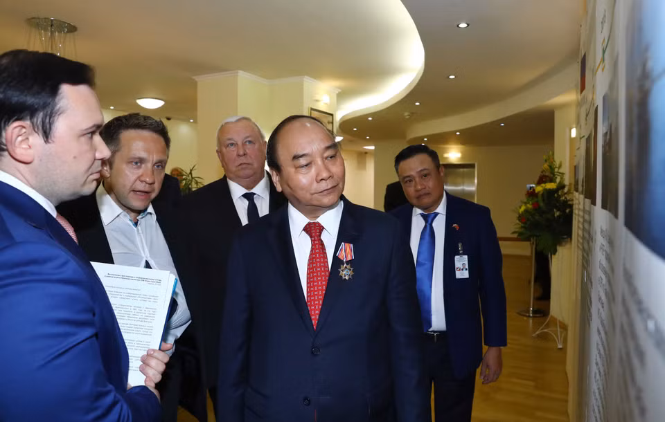  越南政府总理阮春福参观俄罗斯海外石油公司（Zarubezneft）。图自越通社