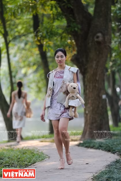 2019年秋冬季越南时尚风格。图自《越南画报》