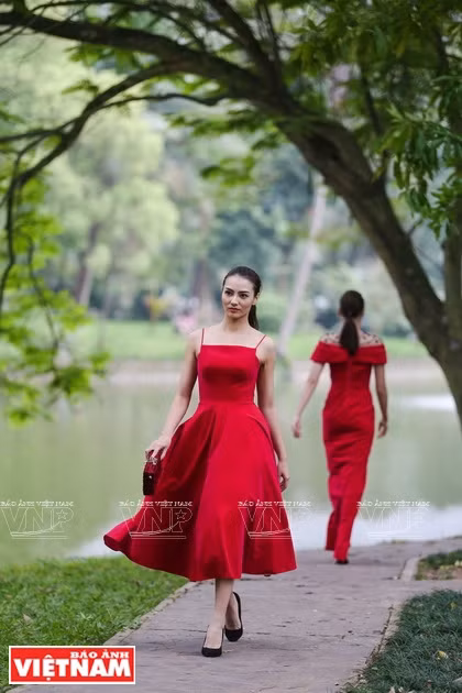 2019年秋冬季越南时尚风格。图自《越南画报》