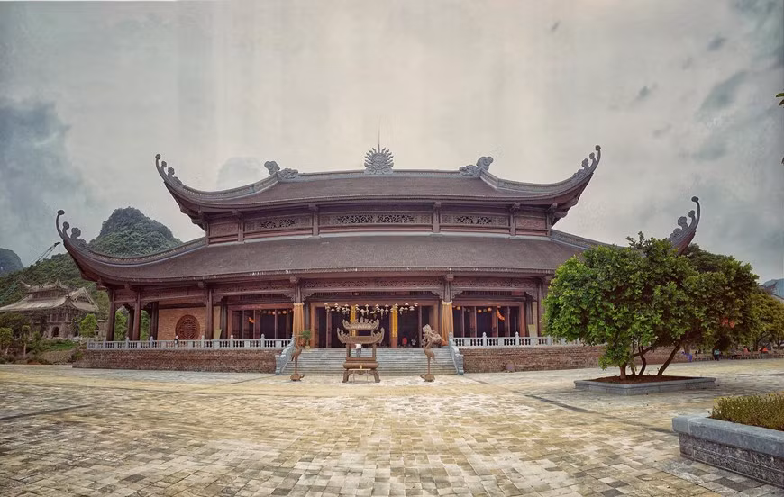 三祝地面面积达144公顷，包括玉寺、三宝殿、法主殿、观音殿、三门、国际会议中心等大型建筑。Vietnam+记者春梅 摄
