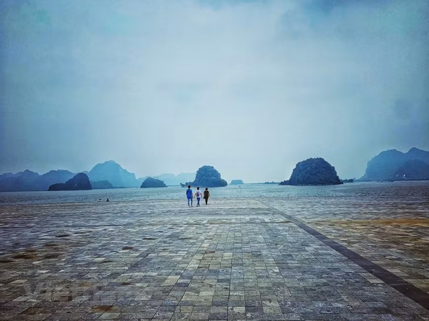 位于越南河南省金榜县的三祝寺群总面积近5100公顷，其中湖水面积近1000公顷、石山和自然森林面积为3000公顷以及许多山谷。寺三面被七星山环绕，寺前是三祝湖，湖中有6座小岛。Vietnam+记者春梅 摄