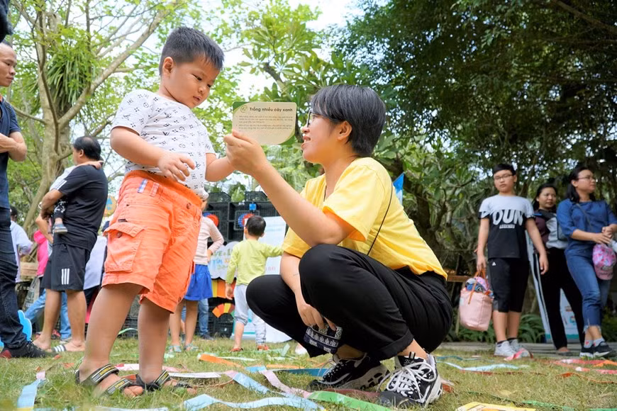 参加KHOE创意节的小朋友将参加奇趣的彩色板、快眼竞赛等娱乐活动。Vietnam+记者明孝 摄