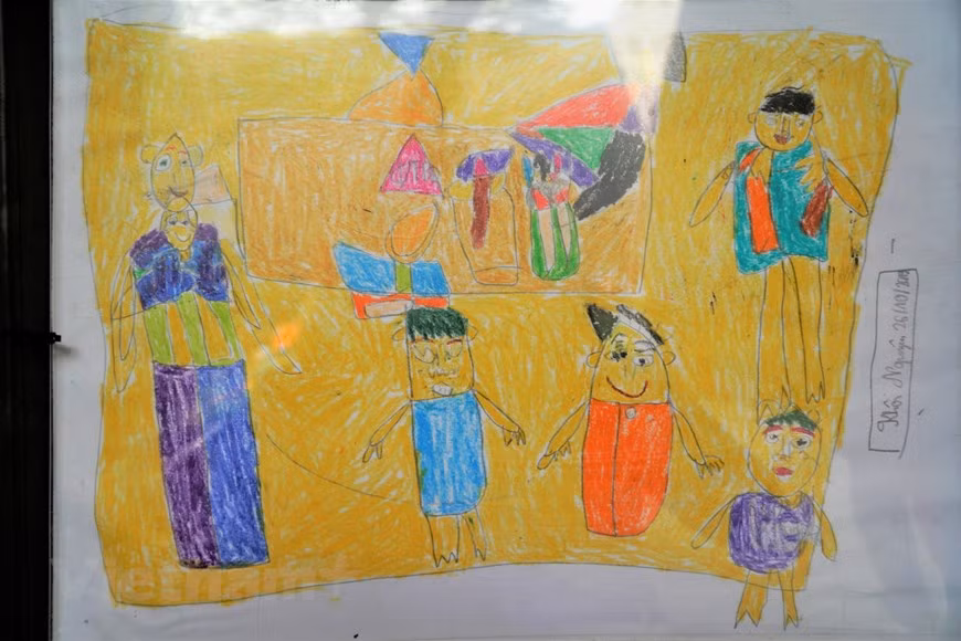 魁元小朋友的家庭亲情画。Vietnam+记者明孝 摄