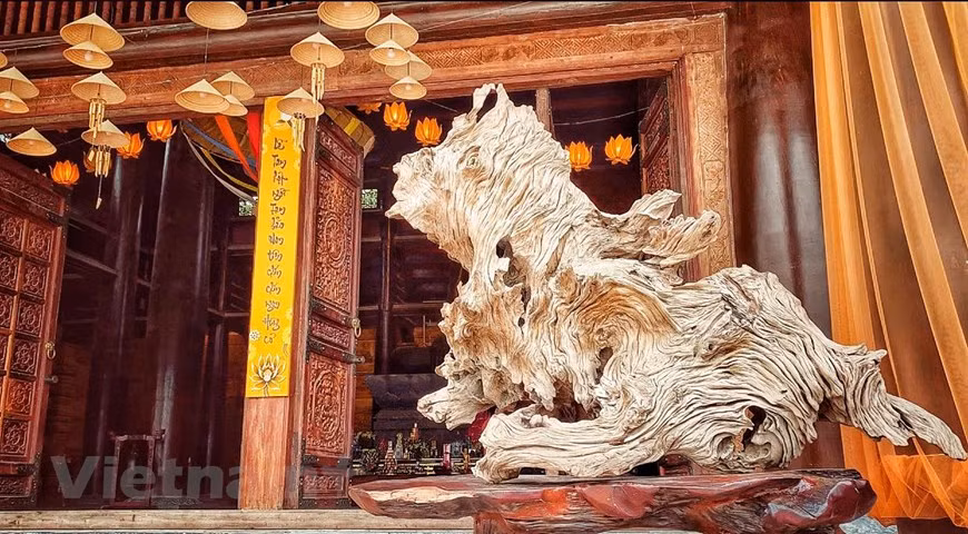 安放在寺前的雕刻作品。Vietnam+记者春梅 摄