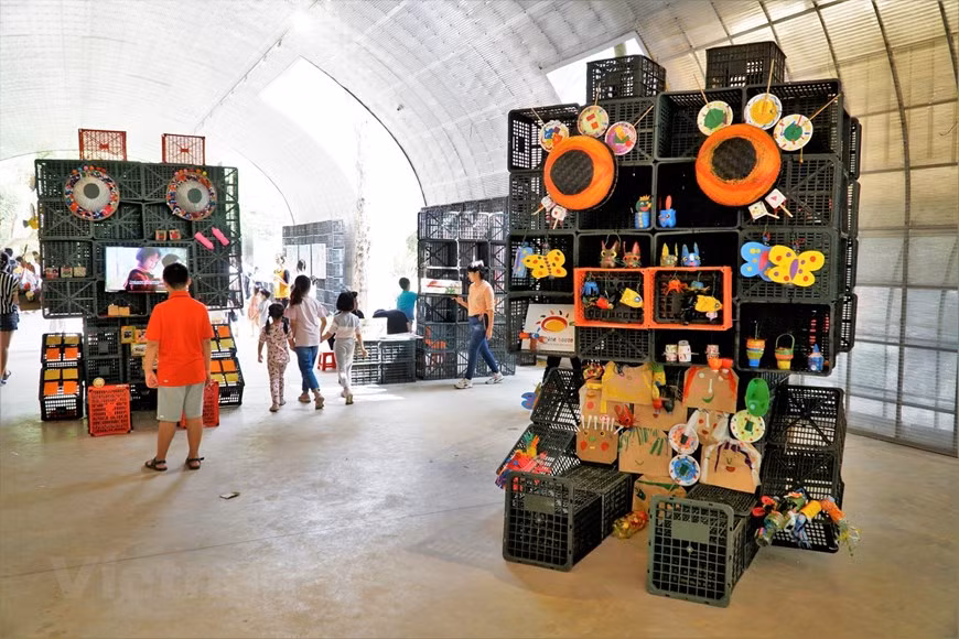 展示自闭症儿童制作的独特艺术作品。Vietnam+记者明孝 摄