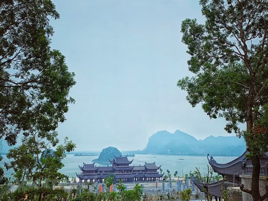 三祝寺以雄伟壮丽的景观而特别。寺前朝着湖水，寺后靠山。Vietnam+记者春梅 摄