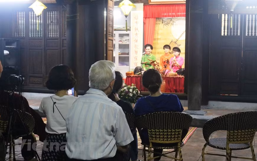 目前，在碧沟道馆表演的歌娘不仅有老歌手而且还有年经歌娘。Vietnam+记者秋鸳 摄