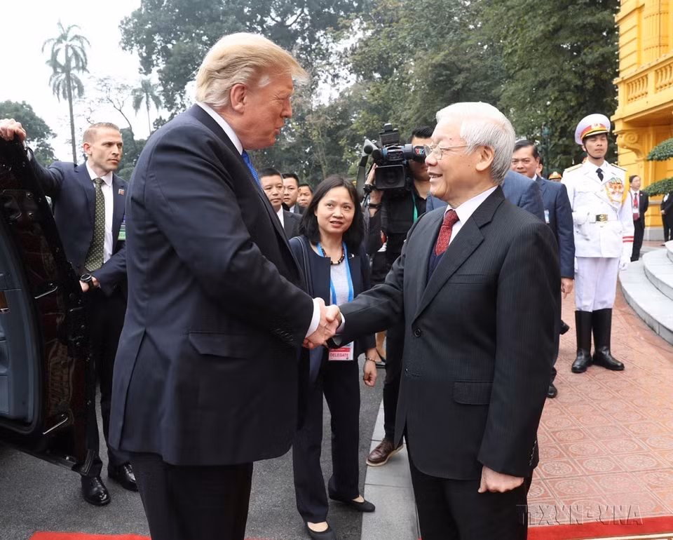 2019年2月27日在河内，越共中央总书记、国家主席阮富仲欢迎并与来越出席美朝领导人第二次会晤的美国总统唐纳德·特朗普举行会谈。图自越通社