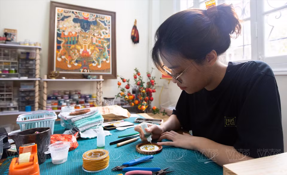 河内大学生明玉透露，开始时她只是来这里体验，但后来满怀热情的她成为了画锦组的积极成员。图自越南画报