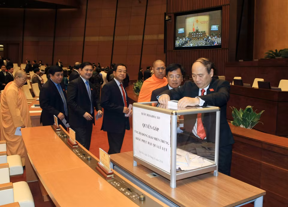 在开幕式上国会代表​为中部洪水灾民筹集善款（图片来源：越通社）