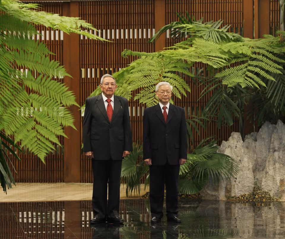  越共中央总书记阮富仲与古巴国务委员会主席劳尔•卡斯特罗。越通社记者 智勇 摄 