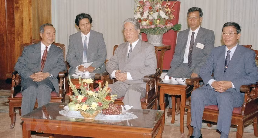 1993年8月在河内，越共中央总书记杜梅会见前来拜访的柬埔寨亲王拉那烈（Norodom Ranariddh）和首相洪森。图片来源：越通社