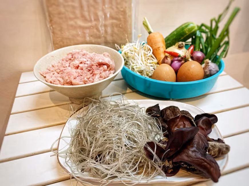 春卷的原料包括绞肉、洋葱、辣椒、米皮、木耳、香菇、粉丝、胡萝卜、鸡蛋黄、豆芽等。调料包括鱼露、胡椒、盐、醋和糖等。春卷以其独特的味道而成为越南代表性菜肴之一。图片来源：Vietnam+