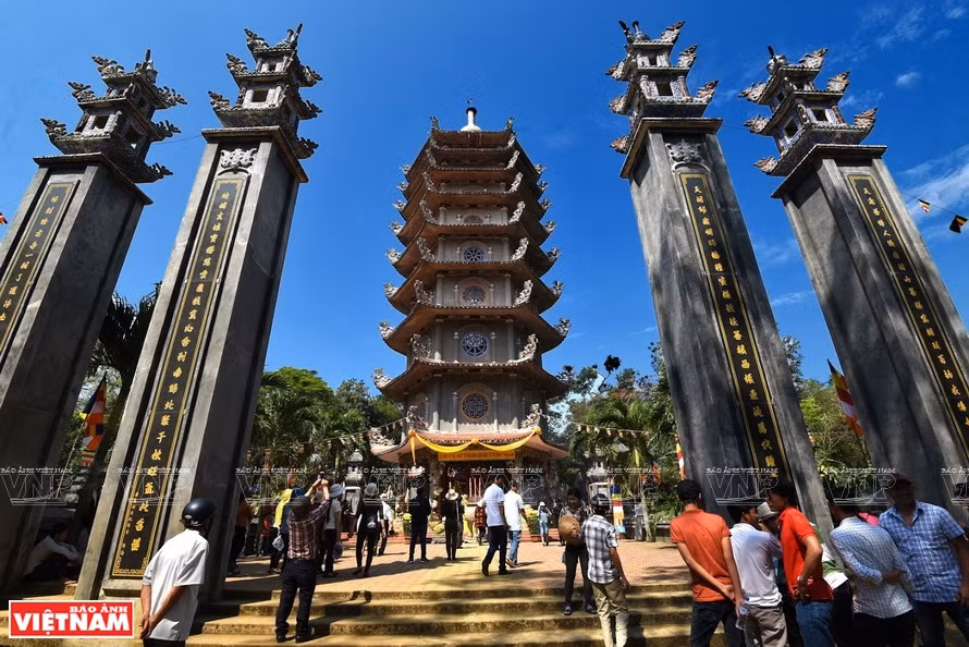 游客参观印山峰上的天印寺。图片来源：越通社