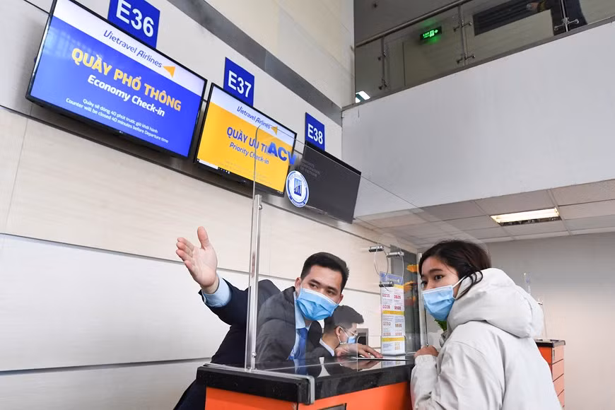 在机场，乘客主动佩戴口罩，以防控疫情扩散蔓延。图片来源：越通社Vietnam+