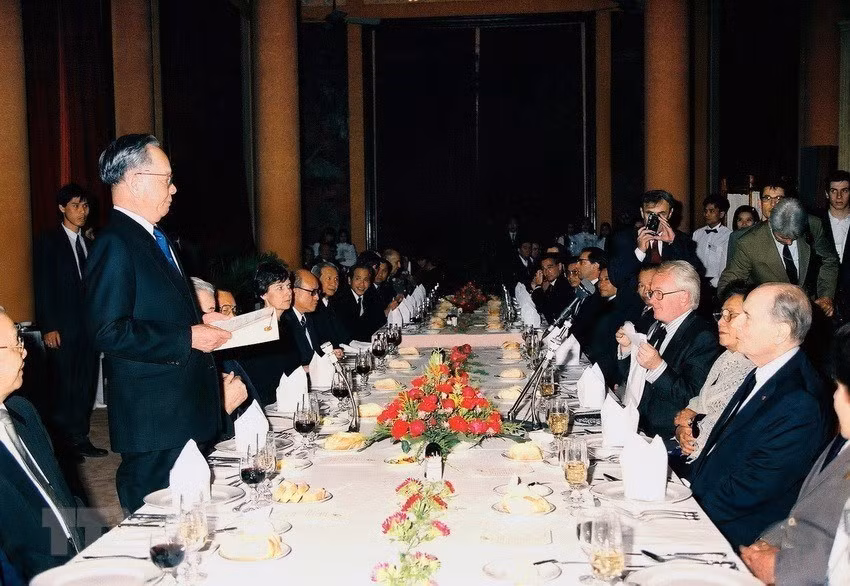 1993年2月9日晚，越南国家主席黎德英在为对越南进行正式访问的法国总统弗朗索瓦•密特朗举办招待会上发表讲话。图片来源：越通社
