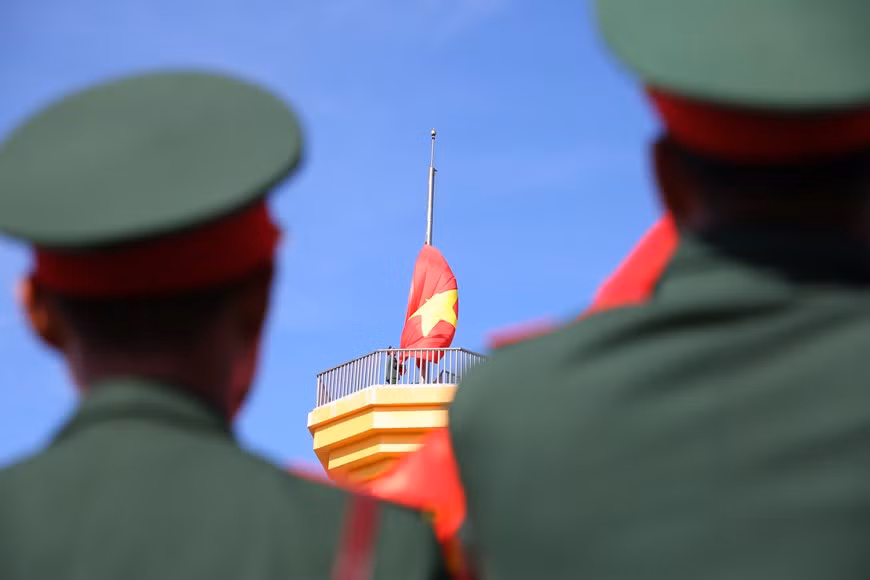 在李山岛执行任务的战士进行升旗仪式。越通社记者 林潘 摄
