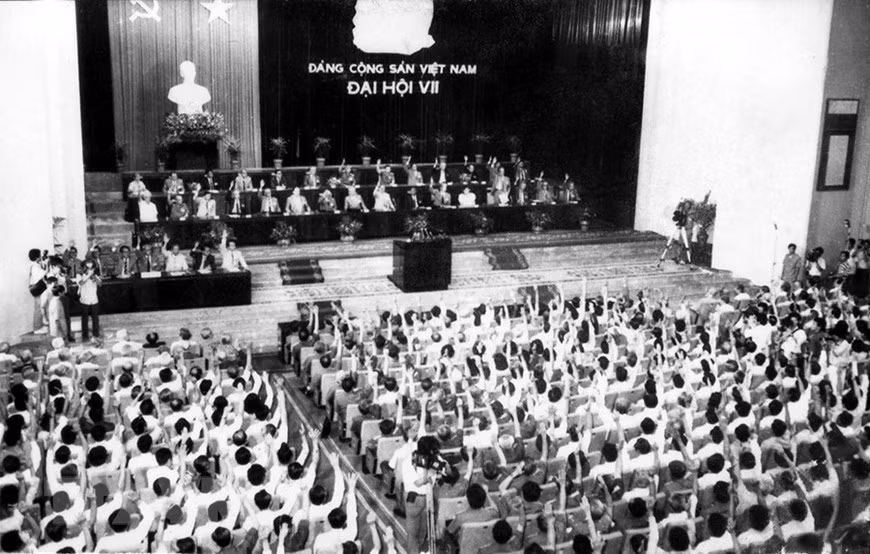 越共七大从1991年6月24日至27日在河内举行，吸引1176名代表与会。杜梅同志当选越共中央总书记。图片来源：越通社